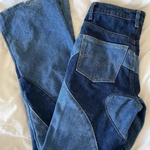 Unika jeans  - Jeans från Jaded London med ett unikt coolt mönster! Lite slitna i bakre nederkant men annars är de i bra skick 💞 pris kan diskuteras vi snabb affär ☺️