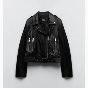 Svart skinnjacka från Zara - Snygg skinnjacka från Zara med bra kvalitet! Köpt för 1400, säljer för 450! Den har inga defekter💞