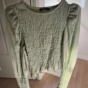 Ljusgrön tröja - Sommrig tröja som sitter tajt med puffiga ärmar💕