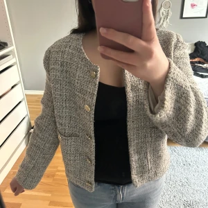 Vårjacka - Vårjacka/kavaj med guldknappar och mönster i blå, beige, svart och vit. 