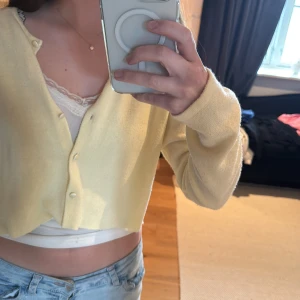 Gul cardigan från Carolyn Taylor - Säljer en så söt gul kofta från carolyn Taylor i storlek m. Perfekt nu inför våren och sommaren