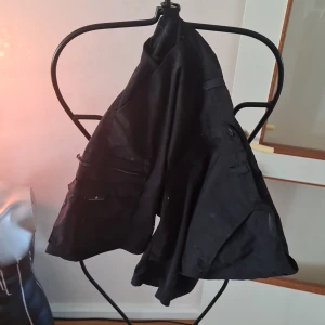 Svart shorts från Texstar - Shorts med dragkedja ficka