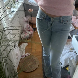 Ljusblå jeansbyxor - Snygga ljusblå jeansbyxor med en klassisk design. De har en normal passform och är perfekta för en avslappnad stil. Byxorna har en traditionell femficksmodell och är tillverkade i ett bekvämt denimtyg.