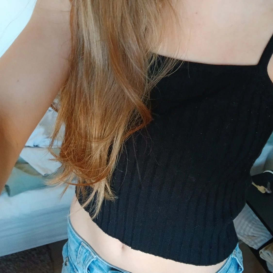 Svart ribbad croppad linnetopp