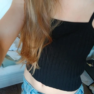 Svart ribbad croppad linnetopp - Säljer en svart croppad linnetopp med ribbad struktur och smala axelband💞 Jättefint och bekvämt🥰