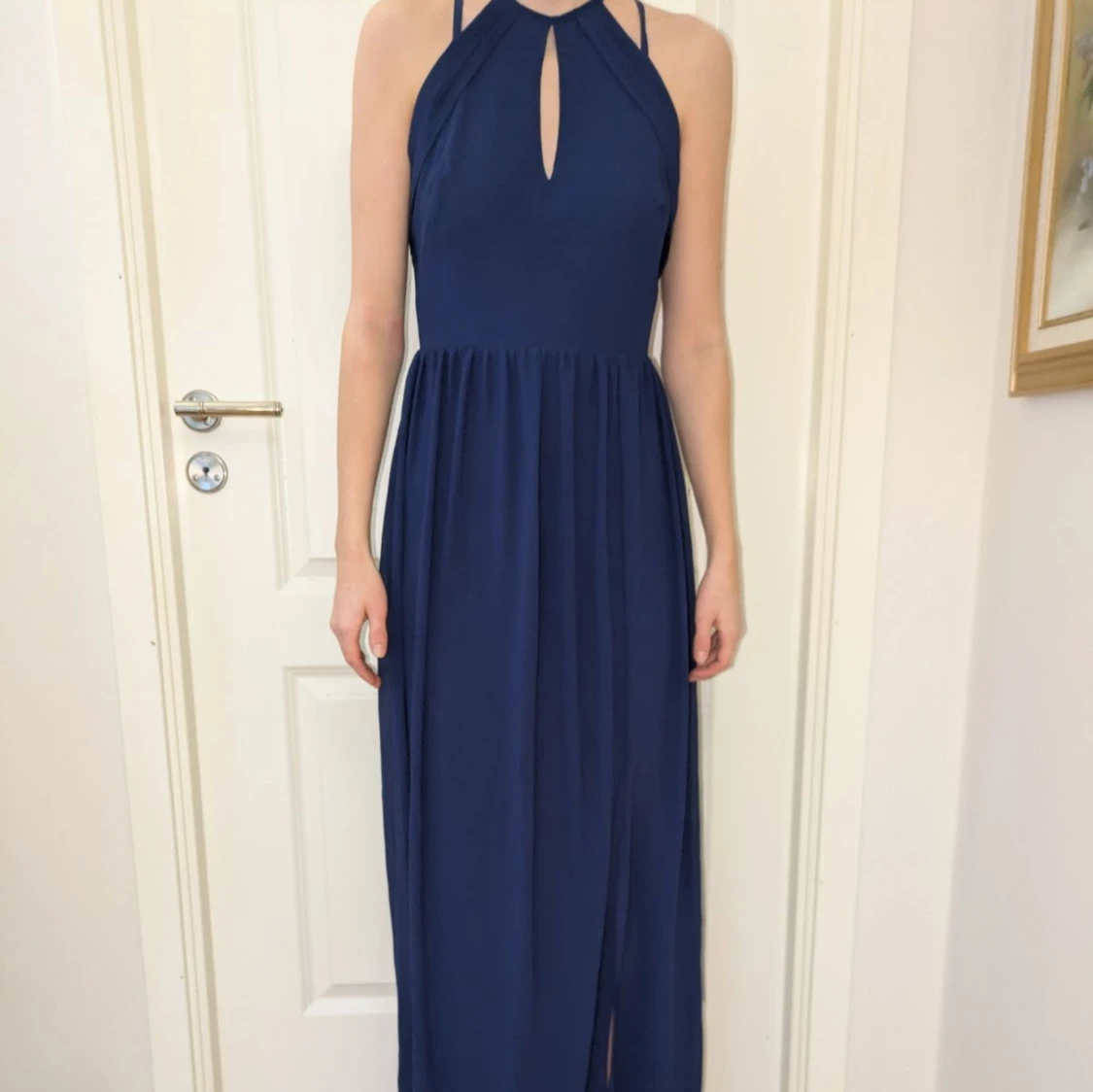 Marinblå långklänning med öppen rygg - 3