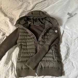 Moncler Cardigan  - Säljer nu min moncler cardigan som passar perfekt nu inför våren och sommaren. Den är använd ett fåtal gånger så skicket på den är dunder, 10/10. Den är äkta och båda scanners funkar. Priset kan diskuteras.