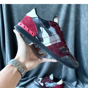 Valentino Rockrunners - Säljer ett par riktigt snygga Valentino Rockrunner i storleken 42 men passar även 41. Dem har en unik vinröd färg det tillkommer ingen box vid köp men hör av er om fler frågor.