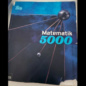 Matematik 5000 2c - Säljer boken 'Matematik 5000 2c' med ett blått och svart omslag. Perfekt för gymnasiestudier i matematik. Boken har en modern design med en sfärisk illustration på framsidan.
