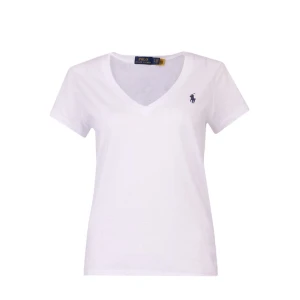 Vit v-ringad t-shirt från Ralph Lauren - Säljer en klassisk vit v-ringad t-shirt från Ralph Lauren med den ikoniska loggan broderad i blått på bröstet. Perfekt för en stilren och avslappnad look kan också användas till sommarn. skriv för frågor eller bilder 💕💕