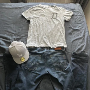 Dondup T-shirt - Säljer en stilren grå t-shirt från Dondup med ett tryck av bokstaven 'D' och texten 'Milano' på framsidan. T-shirten är kortärmad och tillverkad i Italien. Perfekt för en avslappnad look. Priset är självklart diskuterbart inom rimliga mängder