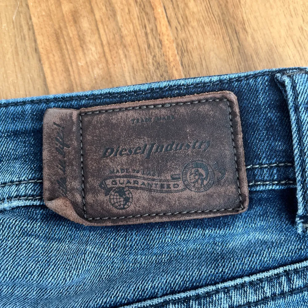 Feta slim jeans från diesel i storlek 30/32, jeansen kan lukta lite men det går bort i tvätten. Kom gärna med bud!. Farkut & Housut.