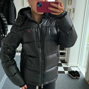 Svart dunjacka från Polo Ralph Lauren - Säljer denna jacka från Ralph Lauren som är använd max 3 gånger! Herr modell men funkar till både kvinna och man. 