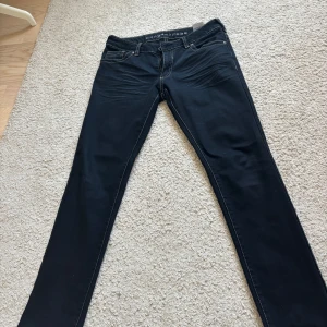 Svarta jeans från Funaki - Snygga svarta jeans från Funaki of Norway. De ör aldrig använda och är därför i nytt skick. Jeansen har en svart/blå färg och en rak passform 