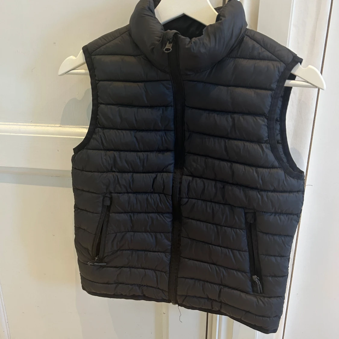 Svart dunväst med dragkedja