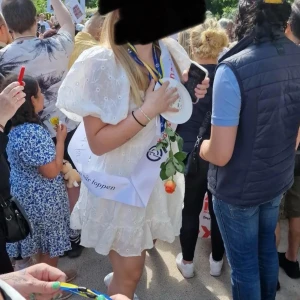 Vit kortklänning med puffärmar - Priset kan diskuteras till en visst del. Säljer nu min studentklänning, har bara använt den på utspringet och flaket. Säljer en söt vit kortklänning med puffiga kortärmar och volangdetaljer. Klänningen har broderade detaljer och en luftig passform, perfekt för sommarens tillfällen. Rök- och djurfritthem (PS, den kommer nytvättad) 