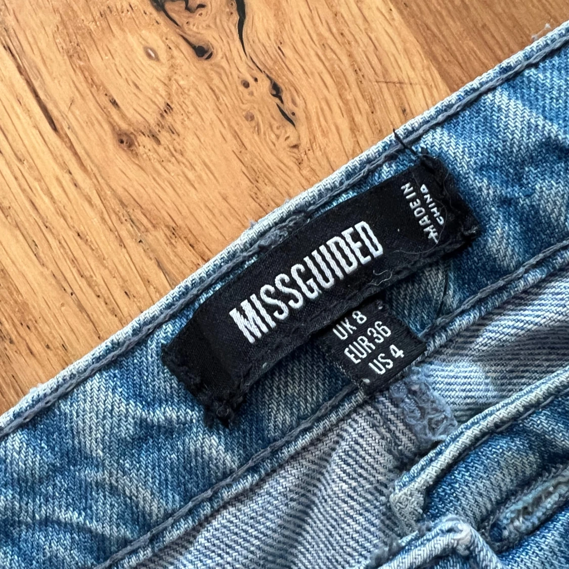 Blå slitna jeans från Missguided - 2