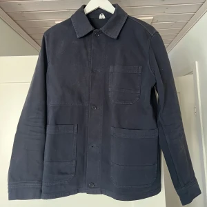 Mörkblå overshirt - Säljer denna mörkblåa overshirten från Arket då den blivit för liten för mig. Storleken är 48 vilket motsvarar S/M. Den är i bra skick och allmänt väl omhändertagen. Går inte längre att köpa i butik. Nypris: 1200. Mitt pris: 400.. Vid minsta funderingar är det bara att höra av sig!
