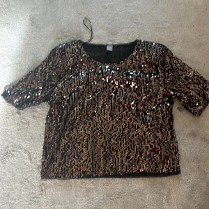 Paljett blus 🌸 - Säljer en paljett blus, har använts några gånger men väldigt sparsamt. Storlek M men skulle passa S/XS också 🍓🌸 Knappt använd!