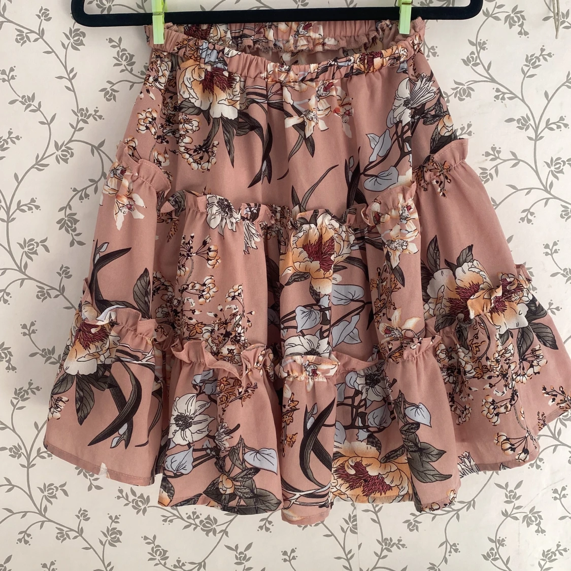 Blommig volangkjol i rosa toner