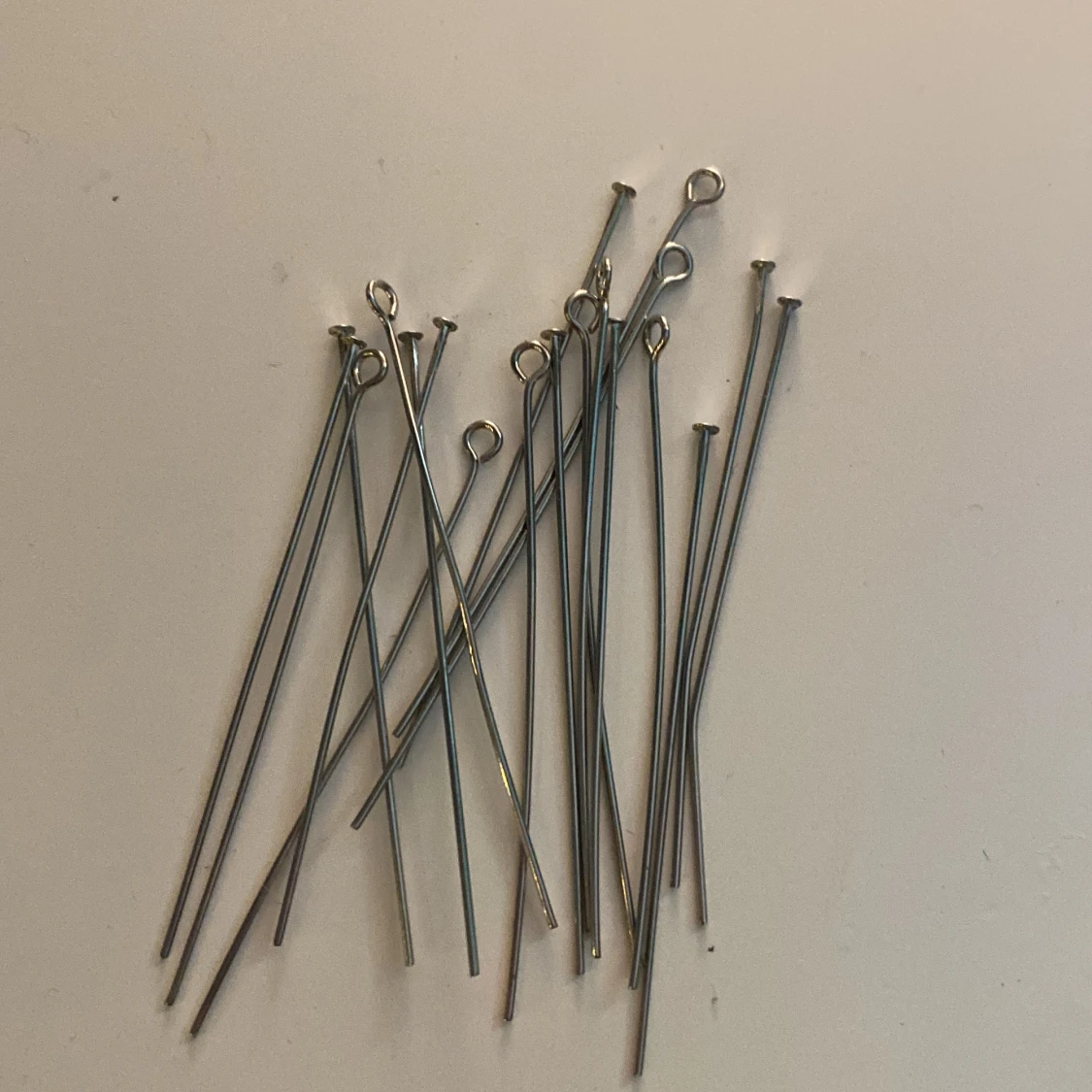 Silvriga smyckespinnar med ögla