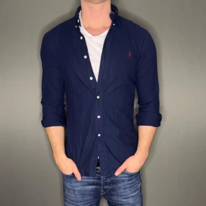 Ralph lauren skjorta - Hej säljer nu min fina Ralph lauren skjorta i storlek M. Den är i nyskick och kommer vara otroligt snygg nu i vår och framåt sommaren. Nypris cirka 1600kr! Vi kommer att sälja liknande produkter nu i vår och närmare sommar så glöm inte följa profilen!🌊🍾