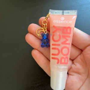 Läppglans nyckelring 💙 - Läppglans nyckelring med en blå gummibjörn och en guld måne💙