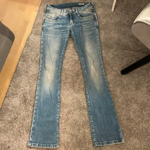 Replay jeans  - Säljer ett par snygga lågmidjade Replay jeans i storlek 27/32, köpta på vinted. Fint skick, inga defekter! Innerbenslängd: 76 cm. Midjemått rakt över: 37 cm