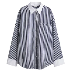 Oversized skjorta - Oanvänd med lappar kvar. Slutsåld blåvit randig skjorta med vit krage och manschetter. Skjortan är oversized och funkar både uppknäppt och stängd 💅🏼 Köpt för 245kr