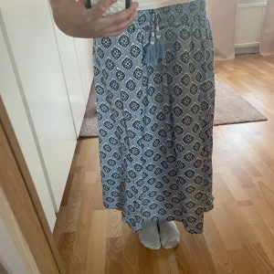 Långkjol från Ginatricot  - En jätte fin långkjol från Ginatricot i storlek 134/140. Använd runt 3 gånger. Säljer pgå att den har blivit för kort.🥲|| priset kan diskuteras och ALLA PLAGG TVÄTTAS INNAN DEM BLI SKICKADE!! Om du vill ha plagget strykt så skriver du bara. Priset kan diskuteras.