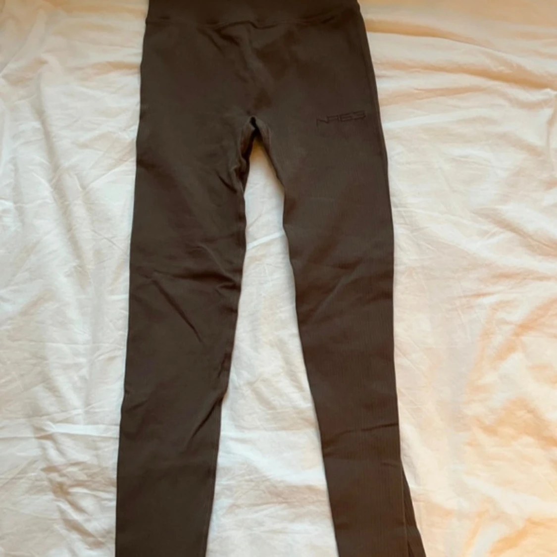 Bruna ribbade seamless leggings från New Apparel - 1