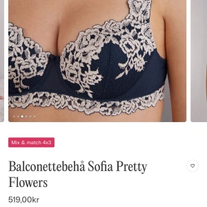 BH från Intimissmi  - Superskön klassisk marinblå BH från Intimissmi som tyvärr är köpt i fel storlek och glömts lämna tillbaka!! Som ny utan prislapp🌸🌸nypris 519 kr, säljs för 225 kr!😍