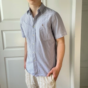 Rutig RL skjorta M - Väldigt bra skick. Modellen bär M och är 180, 75 kg. Kom med frågor. Väldigt bra pris 🏆 