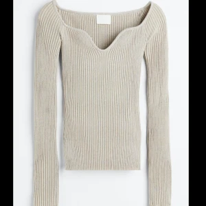 Glittrig fest topp - Säljer världens finaste silvriga fest topp från hm. Storlek Xs och passar till allt. Priset är diskuterbart skriv för frågor eller fler bilder 