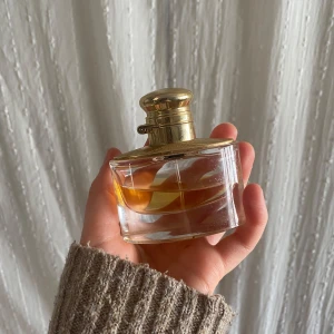 Ralph Lauren WOMAN 30ml - 30 ml. Halva flaskan kvar🫶Ralph Lauren Woman är en främst tuberosdoft för kvinnor som förstärks av intressanta komplementnoter av fruktigt päron och krispiga svarta vinbär, tillsammans med uppfriskande apelsinblomma och berusande turkisk ros. Avslutande noter inkluderar hasselnöt och sandelträ för en jordig balans.