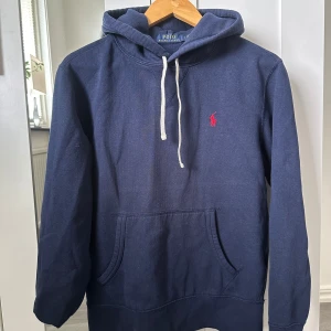 Polo Ralph Lauren hoodie - Mycket bra skick polo hoodie i strlk XS.                             Nypris: 1499kr.                                                                 Mitt pris: 550kr