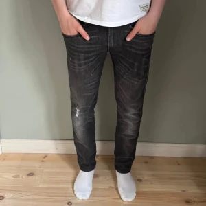 Replay jeans anbass - Replay Anbass köpta på NK förra året för drygt 1700. Använt några gången så ser helt nya ut 10/10. Skriv vid funderingar