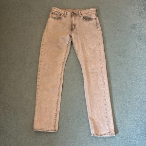 Gråa Levi's 502 jeans - Säljer ett par gråa Levi's 502 jeans. Perfekta för dig som gillar en tidlös stil. Riktigt bra skick 8/10. Nypris 999kr