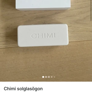 Svarta solglasögon från Chimi - Stilrena svarta solglasögon från Chimi med fyrkantig båge och mörka glas. Kommer i original vit hård ask med putsduk. Perfekta för soliga dagar och ger en modern look.