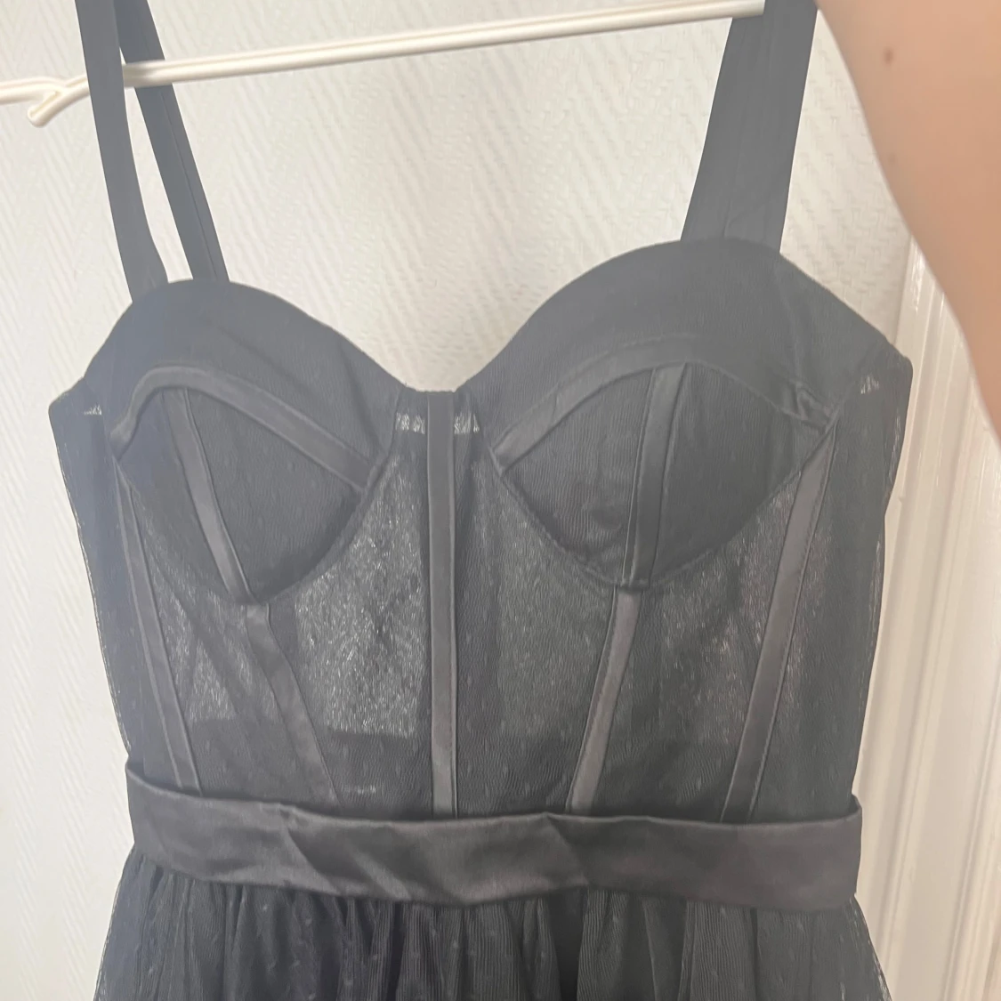 Svart långklänning med mesh och markerad midja - 4