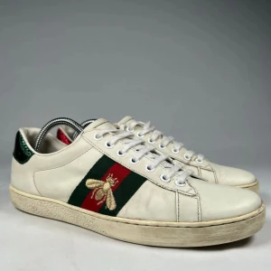 Gucci Ace Bee sneakers - Vita Gucci Ace Bee sneakers i ett fint skick, Cirka 8000kr nypris, Hör av er vid funderingar😊