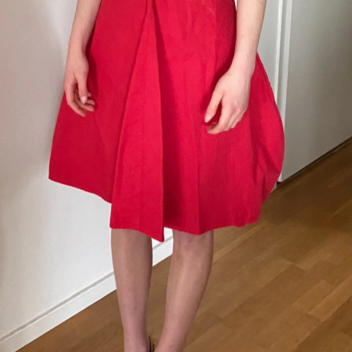 Röd klänning med ballongkjol