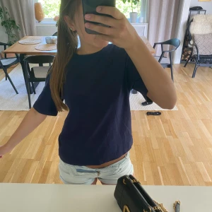 Mörkblå t-shirt - Säljer denna marinblåa T-shirt då den inte kommer till användning, ändats använd några fåtal gånger. Passar till allt och jättefin!! Hör av er vid frågor😊