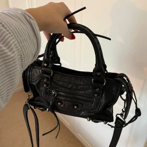 Svart väska - Köptes här ifrån plick så vet inte vart den kommer ifårn från början. Snöret till spegeln saknas, men jag har ändvänt den som en plånbok, funkar lika bra!(använd gärna köp nu)💞