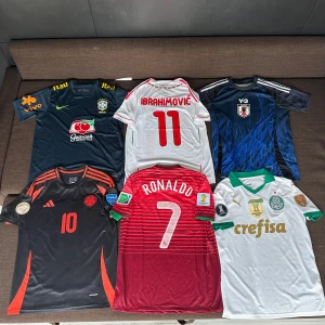 Fotbollströjor, fotbollströja - Tja!  Säljer några av mina fotbollströjor. Storlek M och L. Pris ligger runt 399kr-599kr styck. Tveka inte på att höra av er för mer information och fler bilder:)  Obs* säljer tröjorna i styck och lägger ut en separat annons vid överenskommelse, därav behöver ni inte lägga prisförslag på inlägget, tack! 