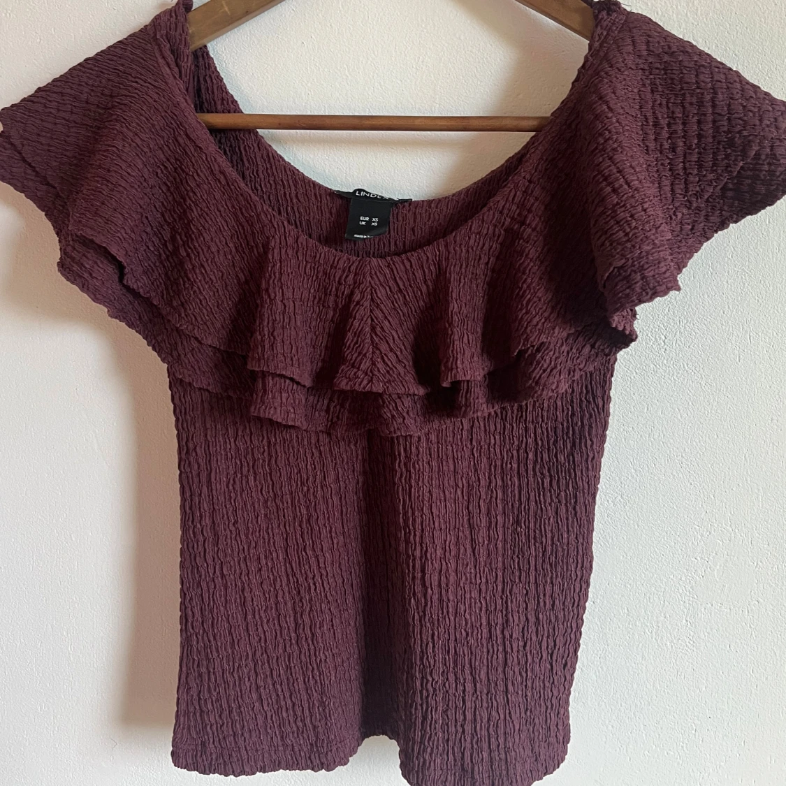 Vinröd volangtopp - 1