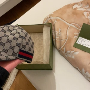 Gucci keps med GG-mönster - Säljer en klassisk Gucci keps i den blåa färgen storlek M 58cm dom kostar nu i Gucci 5600kr ny har box kvitto osv kepsen är väldig fräsch BYTES JÄRNA MOT GAMING DATOR 