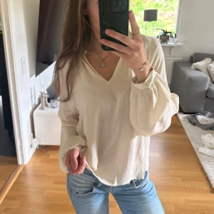 Helt ny beige blus - Fortfarande prislappen kvar, aldrig använd! Beige blus från märket ”Aware” som jag köpte för 34.99 euro på Vero Moda utomlands. 🙌Luftig och perfekt till sommaren. Har pyttelite smink på kragen (sista bilden) som jag inte tvättat bort eftersom att jag inte vill ta bort prislappen. 