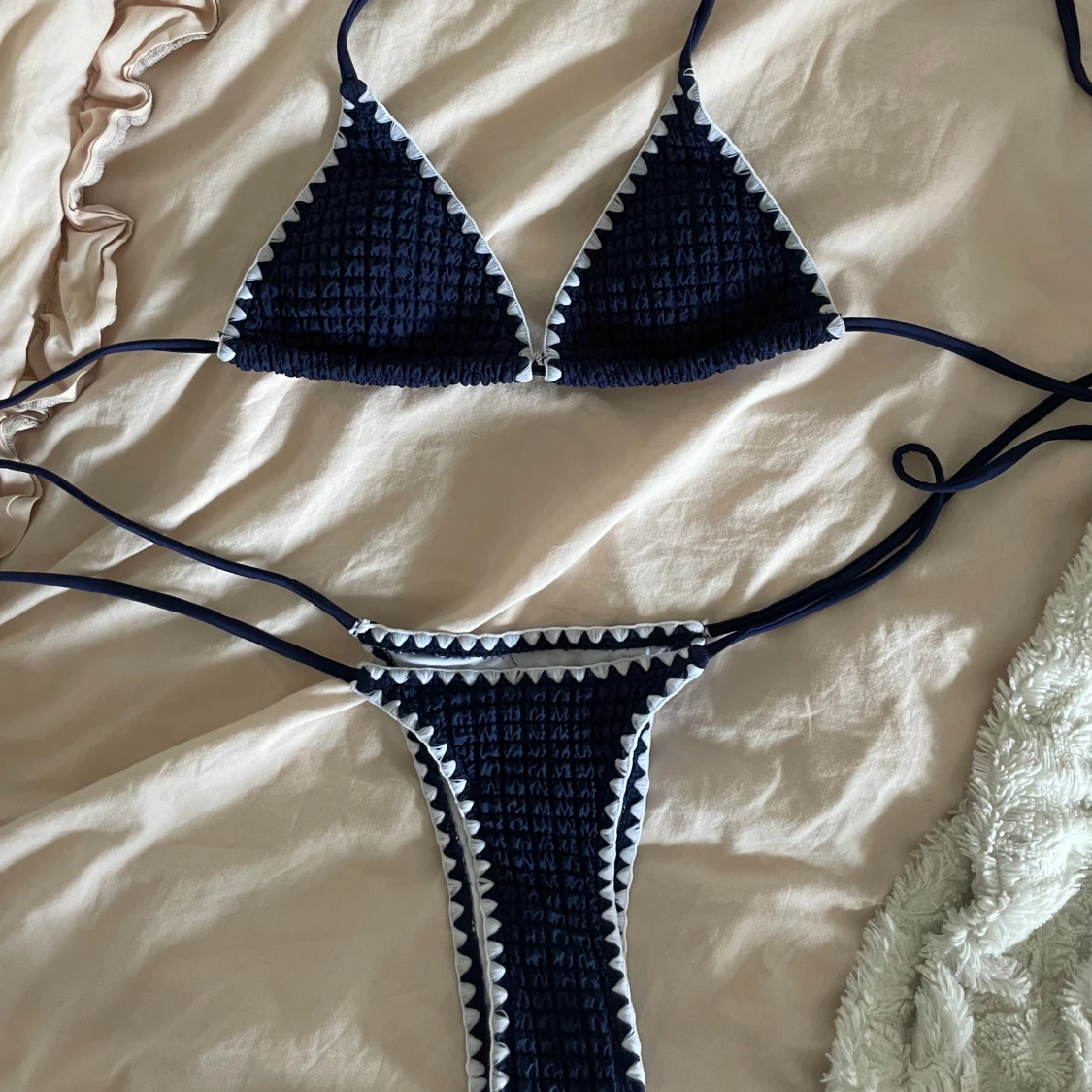 Mörkblå bikini med vita detaljer - 3