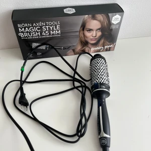 Björn axen styling borste - Säljer denna Björn Axén värmeborsten/stylingborsten i storleken 45mm. Endast testad en gång men annars oanvänd så den är i mycket bra skick. Nypris runt 899kr. Skriv gärna vid frågor och pris kan diskuteras ☺️